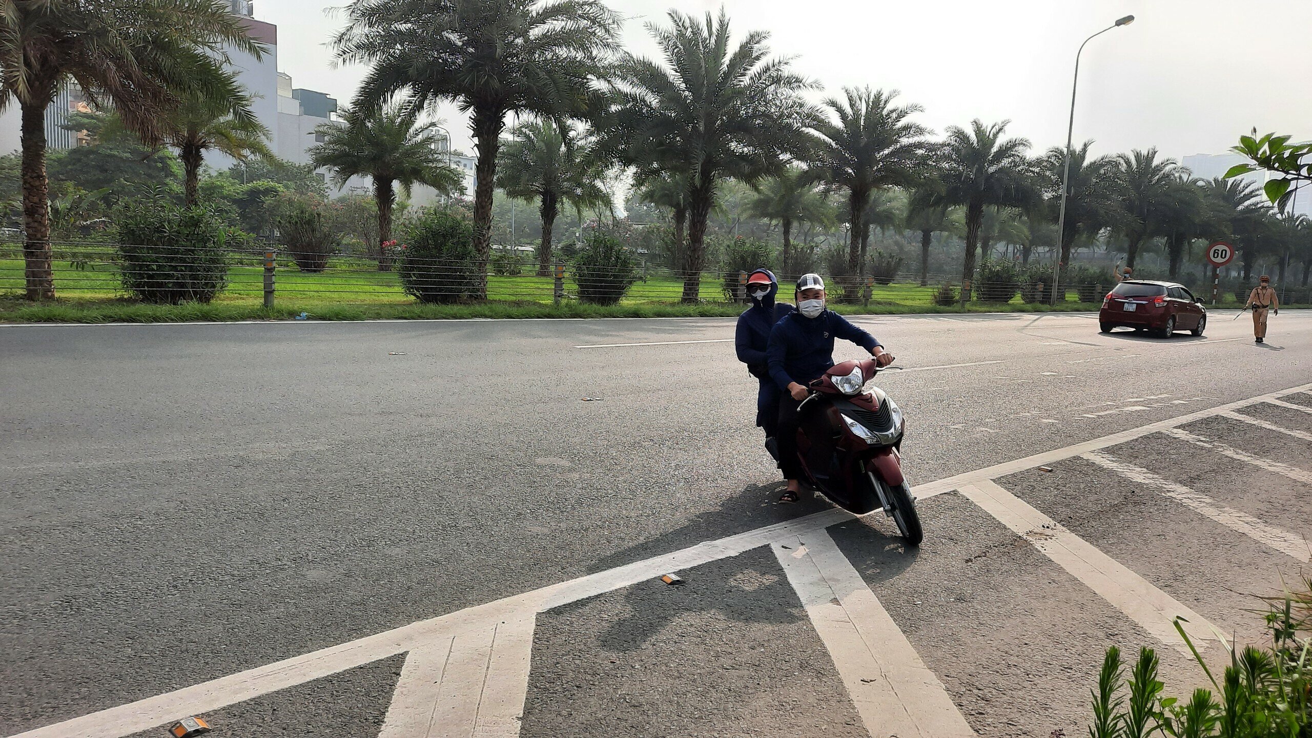 Ghi nhận của PV B&aacute;o Giao th&ocirc;ng, khi thấy b&oacute;ng d&aacute;ng của lực lượng CSGT, rất nhiều t&agrave;i xế đang chạy xe m&aacute;y tr&ecirc;n Đại lộ Thăng Long đ&atilde; quay đầu đi ngược chiều nhằm bỏ chạy