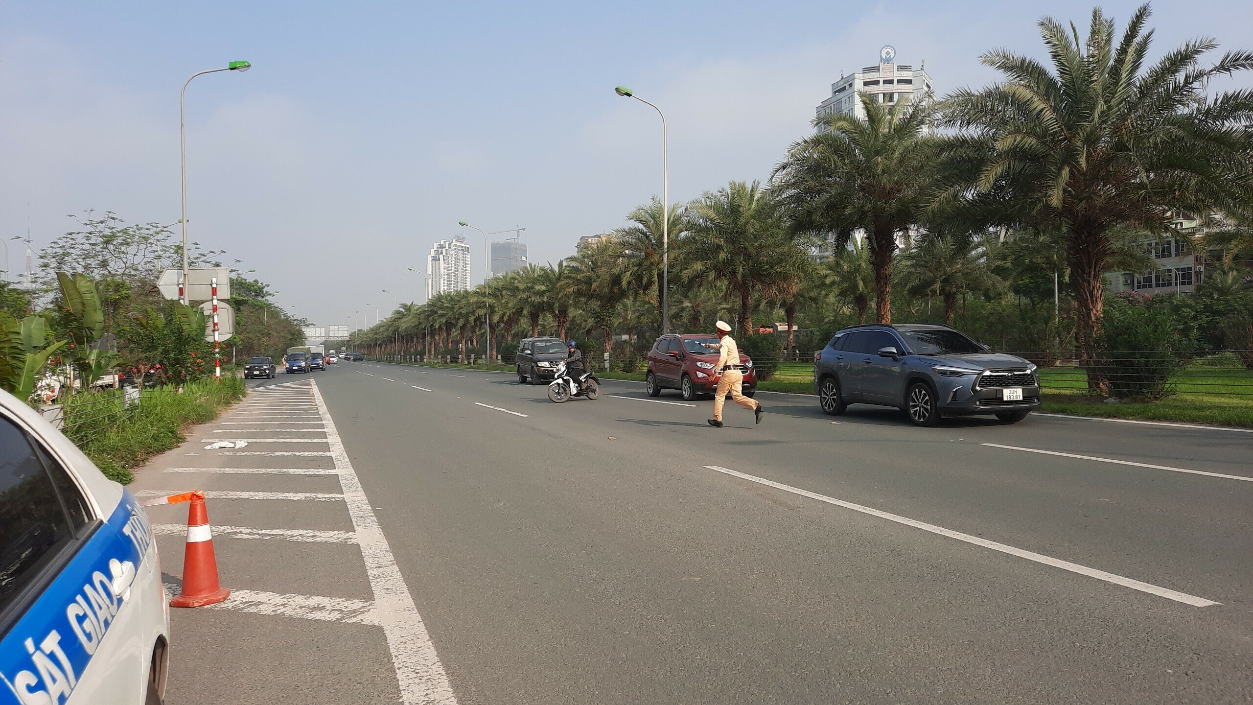 Tuy nhi&ecirc;n, Tổ c&ocirc;ng t&aacute;c Đội CSGT số 6 (Đội 6) đ&atilde; cử 2 c&aacute;n bộ h&oacute;a trang nhằm dừng c&aacute;c phương tiện xe m&aacute;y vi phạm