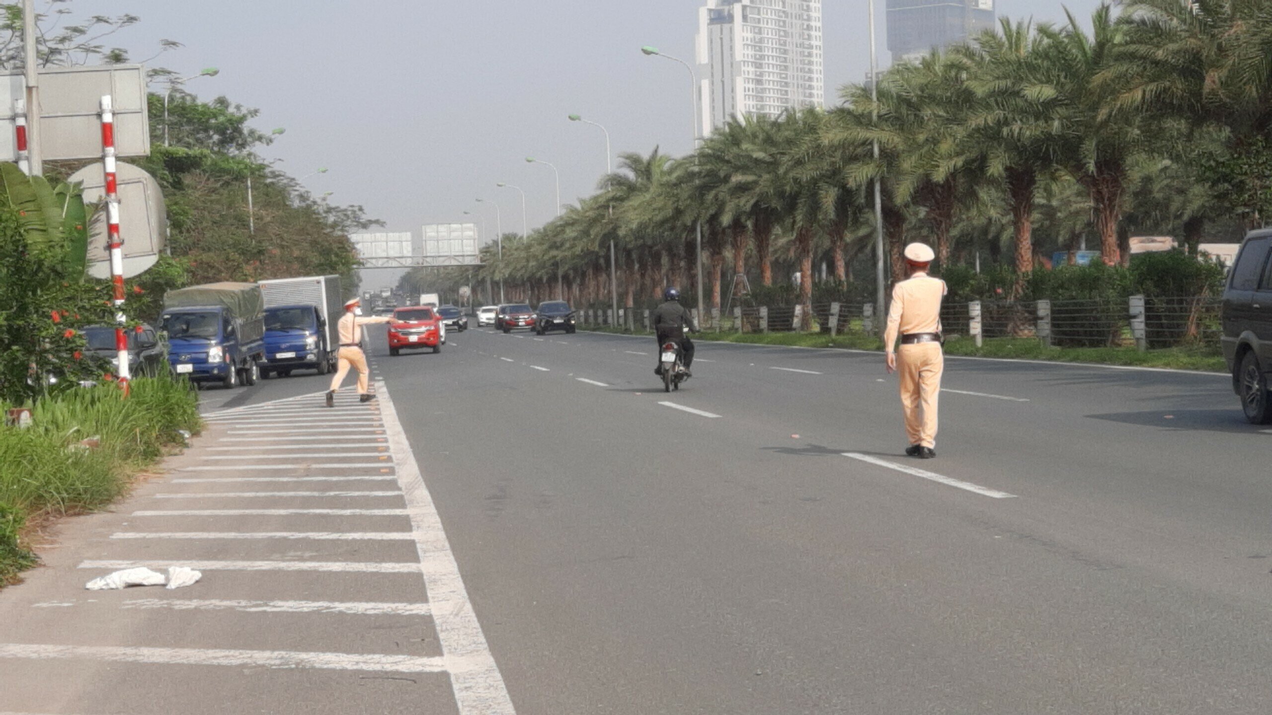 Khoảng 8h c&ugrave;ng ng&agrave;y, anh N.V.T. điều khiển xe m&aacute;y BKS 30P1-10XX di chuyển ở l&agrave;n cao tốc Đại lộ Thăng Long khi ph&aacute;t hiện thấy lực lượng CSGT đ&atilde; quay đầu, rồi tăng ga bỏ chạy, lạng l&aacute;ch qua rất nhiều &ocirc; t&ocirc;