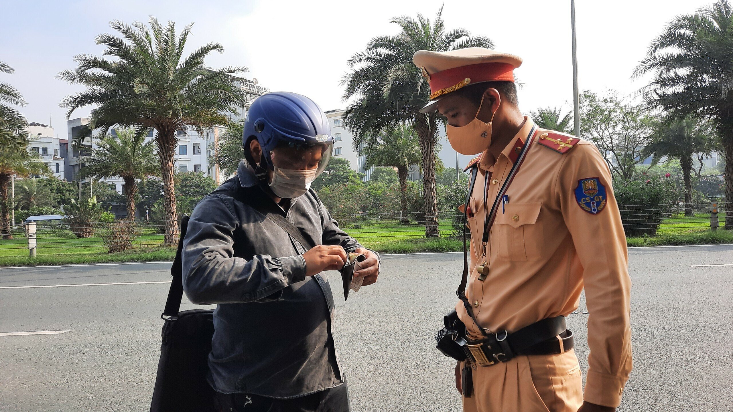 Khi bị Tổ c&ocirc;ng t&aacute;c Đội 6 dừng xe v&agrave; đưa về chốt lập bi&ecirc;n bản xử l&yacute;, t&agrave;i xế T. biện minh: "Do t&ocirc;i kh&ocirc;ng để &yacute; biển b&aacute;o n&ecirc;n đ&atilde; đi v&agrave;o l&agrave;n cao tốc của Đại lộ Thăng Long, nh&igrave;n thấy CSGT t&ocirc;i sợ bị phạt n&ecirc;n đ&atilde; quay đầu bỏ chạy bất chấp nguy hiểm"