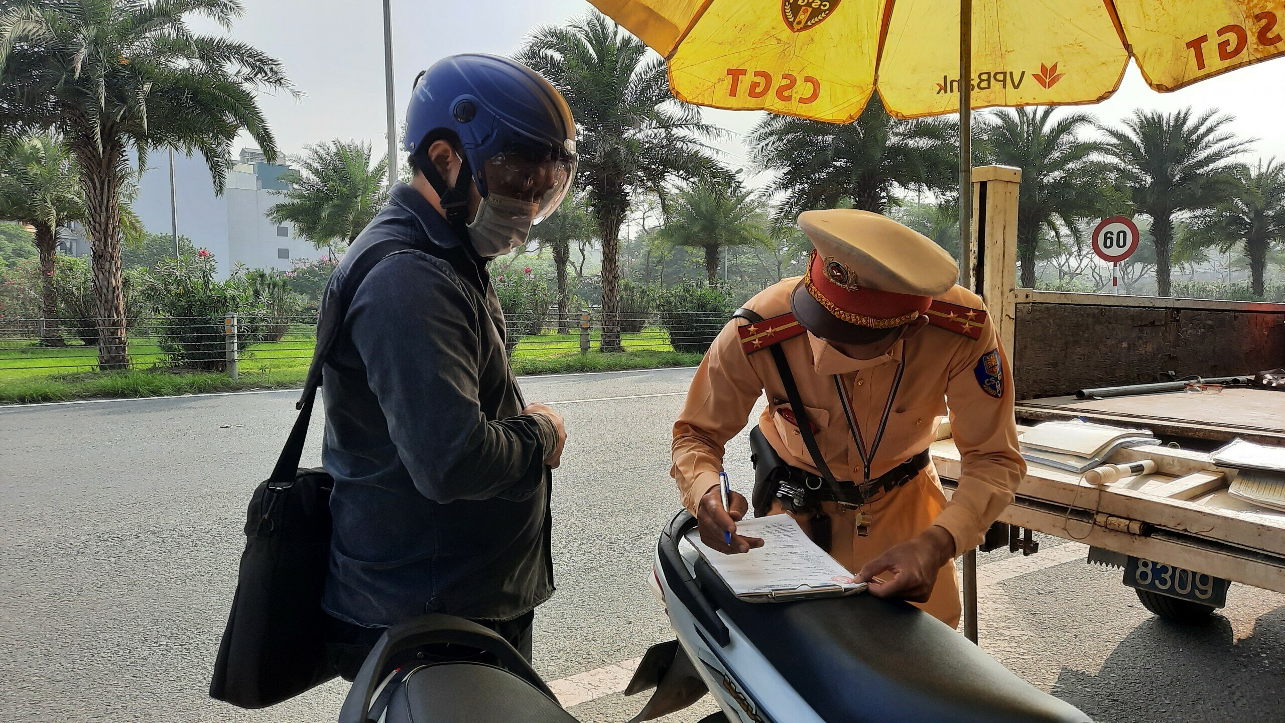 Tuy nhi&ecirc;n, với lỗi vi phạm của m&igrave;nh, t&agrave;i xế T. vẫn bị lập bi&ecirc;n bản, giữ xe, tước GPLX. K&yacute; v&agrave;o bi&ecirc;n bản xong, t&agrave;i xế T. hớt hải t&igrave;m c&aacute;ch đi ra đường gom để vẫy xe về nh&agrave; giữa nắng n&oacute;ng.