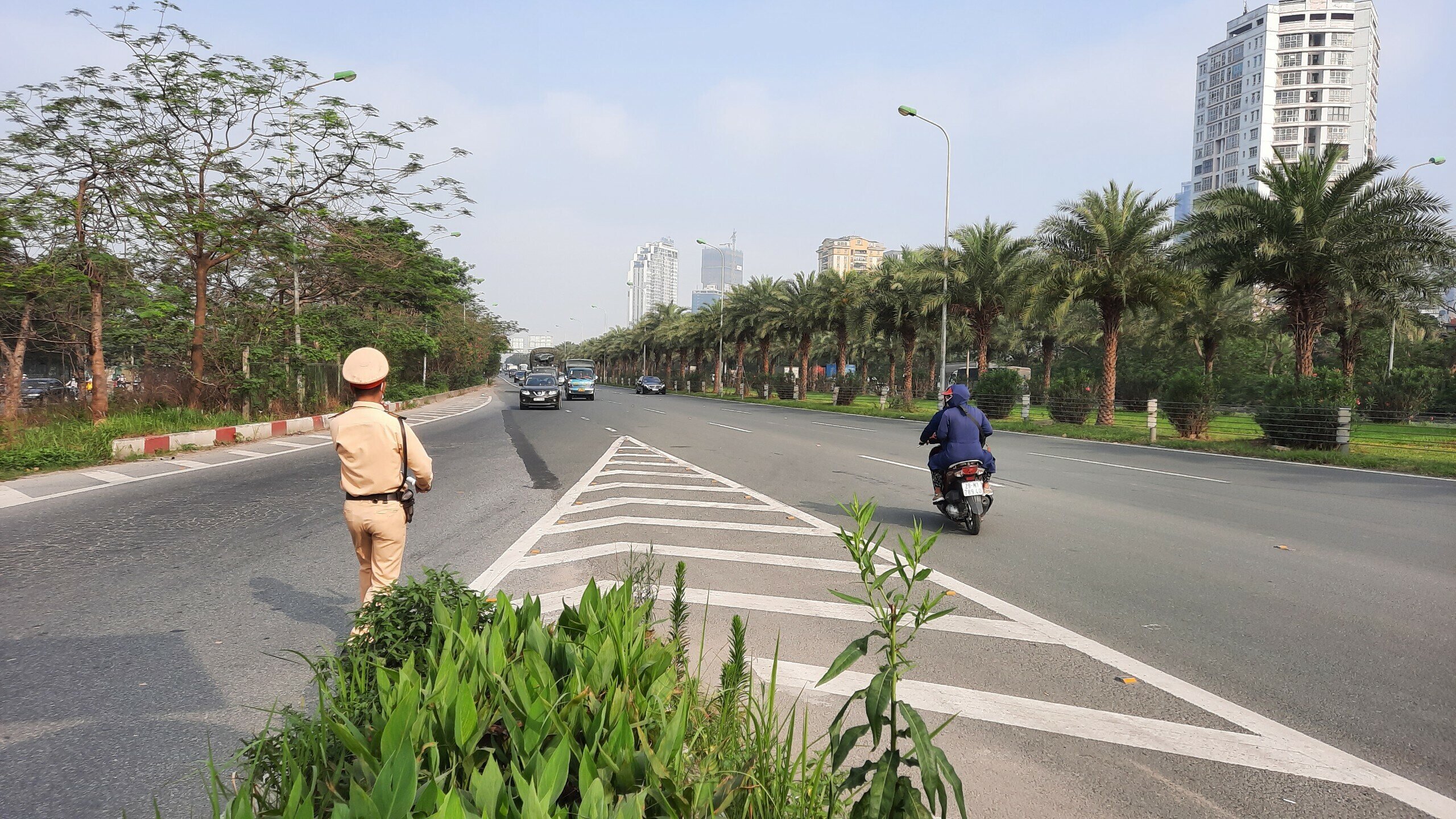 Khoảng 5 ph&uacute;t sau, Tổ c&ocirc;ng t&aacute;c tiếp tục ph&aacute;t hiện người đ&agrave;n &ocirc;ng t&ecirc;n H. điều khiển xe m&aacute;y đi v&agrave;o l&agrave;n đường cao tốc