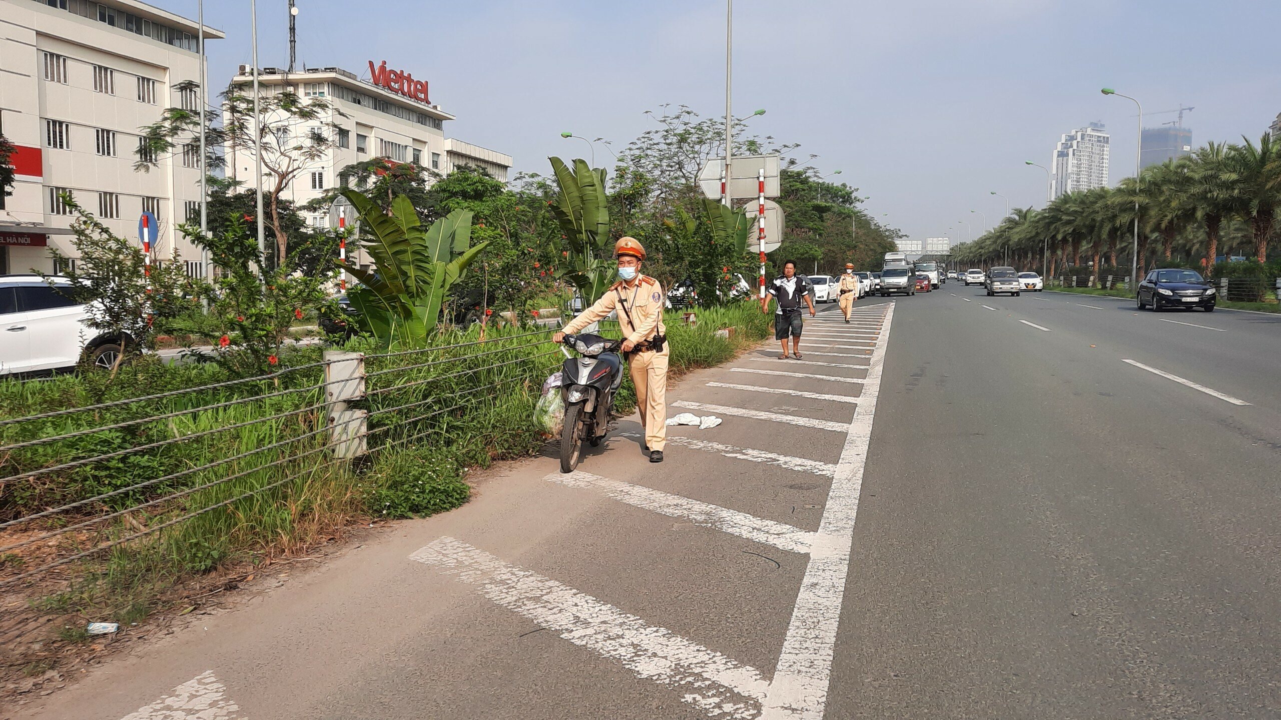 Anh H. thanh minh: "V&igrave; đường gom ở ngo&agrave;i tắc qu&aacute; n&ecirc;n đi v&agrave;o l&agrave;n cao tốc cho kịp đến chỗ l&agrave;m". Bị CSGT lập bi&ecirc;n bản, giữ xe v&agrave; GPLX, anh H. mướt mải mồ h&ocirc;i đứng giữa nắng n&oacute;ng đợi bạn đến đ&oacute;n