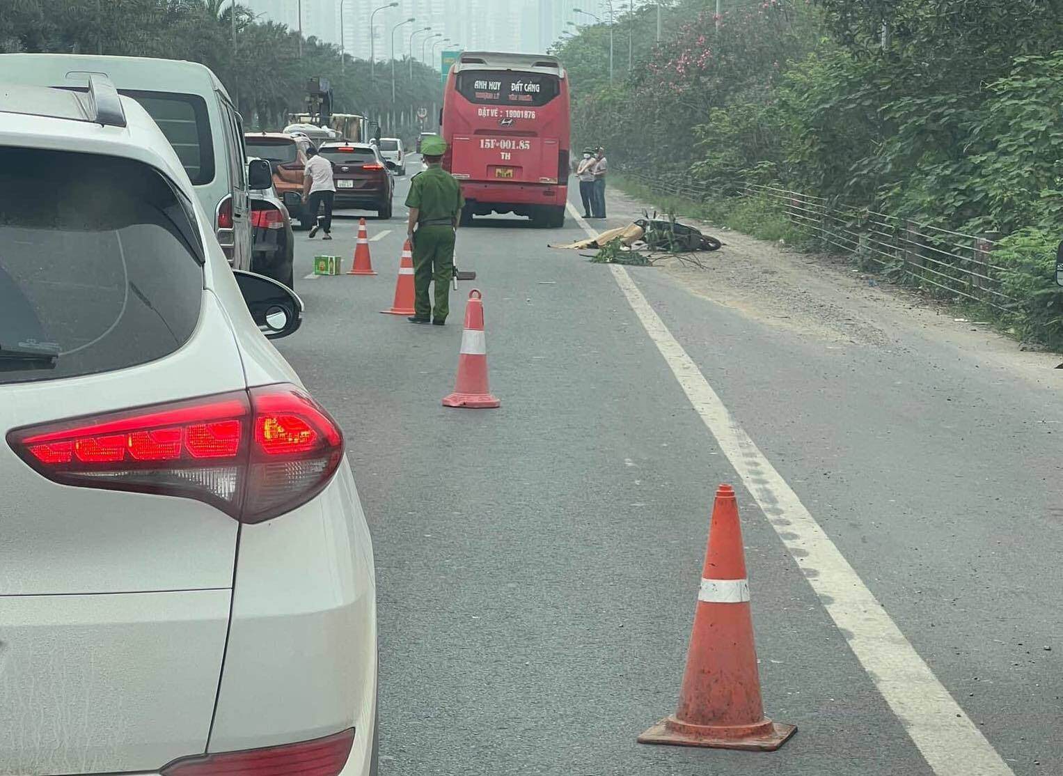 Vừa s&aacute;ng qua (5/5), một c&ocirc; g&aacute;i trẻ 23 tuổi đi xe m&aacute;y v&agrave;o l&agrave;n đường cao tốc của Đại lộ Thăng Long sau đ&oacute; va chạm với xe &ocirc; t&ocirc; kh&aacute;ch rồi tử vong thương t&acirc;m