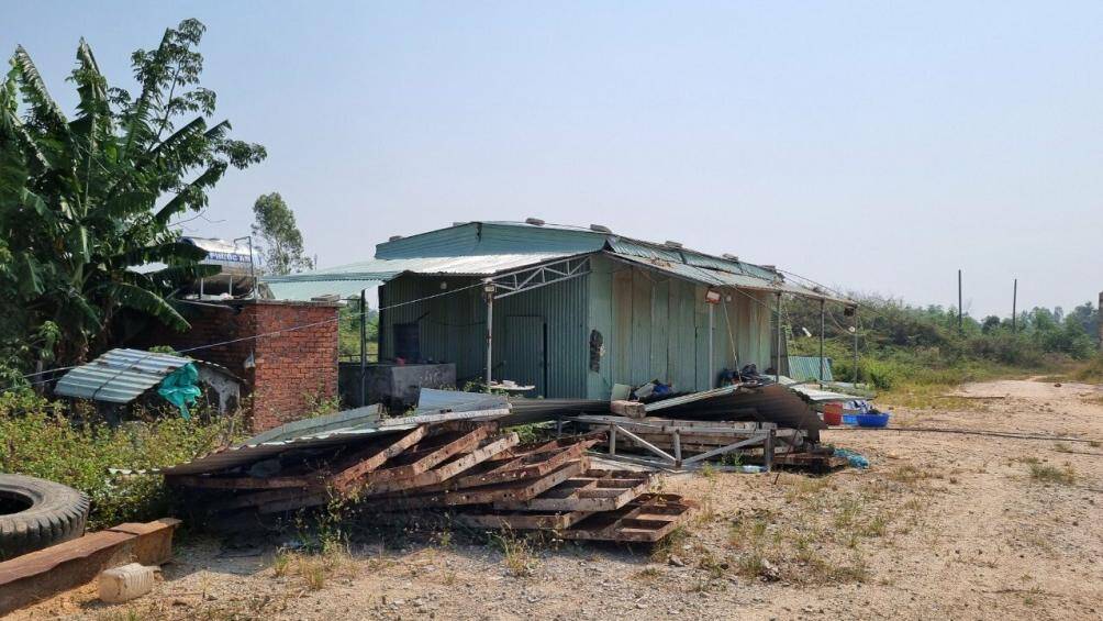 Nh&agrave; điều h&agrave;nh dự &aacute;n hoang h&oacute;a, vật liệu ngổn ngang