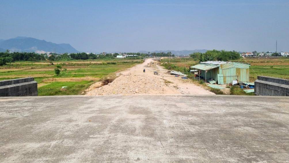 Theo &ocirc;ng Nguyễn Thế Đức, Ph&oacute; chủ tịch UBND huyện Duy Xuy&ecirc;n, dự &aacute;n đang phải tạm dừng thi c&ocirc;ng một số hạng mục do tr&ecirc;n địa b&agrave;n v&agrave; c&aacute;c huyện l&acirc;n cận đang khan hiếm nguồn đất đắp. Tr&ecirc;n địa b&agrave;n huyện kh&ocirc;ng c&ograve;n mỏ đất đ&aacute;p ứng y&ecirc;u cầu, ảnh hưởng rất lớn đến c&aacute;c dự &aacute;n c&ograve;n tồn đọng lẫn những dự &aacute;n sắp triển khai.