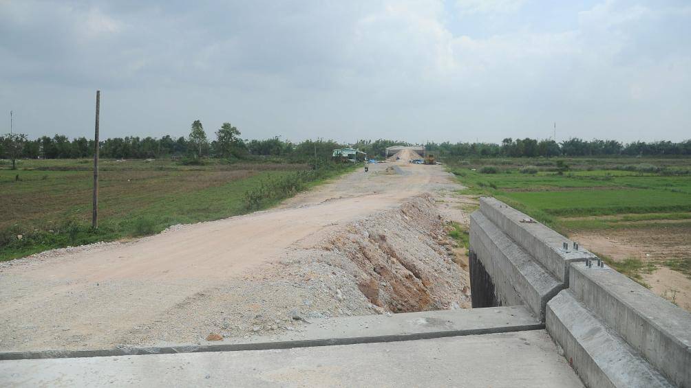 &Ocirc;ng Đức cho biết th&ecirc;m, dự &aacute;n đường tr&aacute;nh lũ kết hợp ph&aacute;t triển đ&ocirc; thị Nam Phước, kết nối trung t&acirc;m h&agrave;nh ch&iacute;nh huyện Duy Xuy&ecirc;n, QL1 v&agrave; QL14H khi ho&agrave;n th&agrave;nh kh&ocirc;ng chỉ phục vụ cứu hộ, cứu nạn m&agrave; c&ograve;n đ&aacute;p ứng nhiều mục ti&ecirc;u quan trọng kh&aacute;c. "Nhằm sớm đưa dự &aacute;n v&agrave;o khai th&aacute;c, sử dụng, huyện đ&atilde; chỉ đạo c&aacute;c ph&ograve;ng, ban, đơn vị li&ecirc;n quan đ&ocirc;n đốc nh&agrave; thầu khẩn trương ho&agrave;n thiện hồ sơ thủ tục để được cấp mỏ khai th&aacute;c đất phục vụ thi c&ocirc;ng. Y&ecirc;u cầu đơn vị thi c&ocirc;ng sử dụng c&aacute;c nguồn vật liệu từ nơi kh&aacute;c đến để đảm bảo phương &aacute;n thi c&ocirc;ng, kịp tiến độ được giao", &ocirc;ng Đức cho hay.