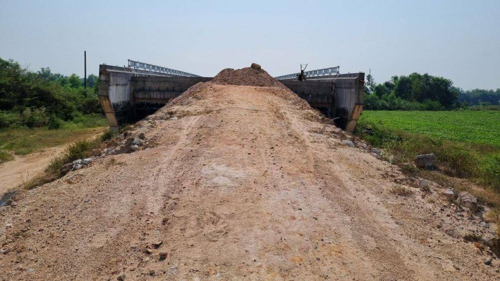 Dự &aacute;n khởi c&ocirc;ng từ th&aacute;ng 4/2020, dự kiến đến th&aacute;ng 4/2023 sẽ đưa v&agrave;o hoạt động. Đến nay c&aacute;c hạng mục ch&iacute;nh tr&ecirc;n của c&acirc;y cầu cơ bản ho&agrave;n thiện nhưng dự &aacute;n vẫn chưa thể khai th&aacute;c v&igrave; thiếu đường dẫn