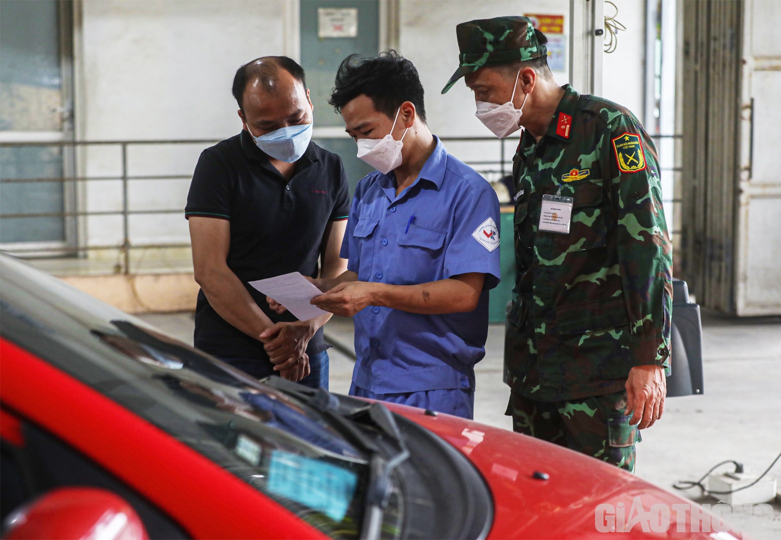 &Ocirc;ng Trần Nguy&ecirc;n Sinh, Gi&aacute;m đốc Trung t&acirc;m đăng kiểm 2908D cho biết, c&aacute;c kiểm định vi&ecirc;n qu&acirc;n sự rất thạo việc n&ecirc;n d&ugrave; mới chỉ bắt đầu l&agrave;m việc tại trung t&acirc;m đăng kiểm v&agrave;i tiếng đ&atilde; hỗ trợ c&aacute;c đăng kiểm vi&ecirc;n rất nhiều