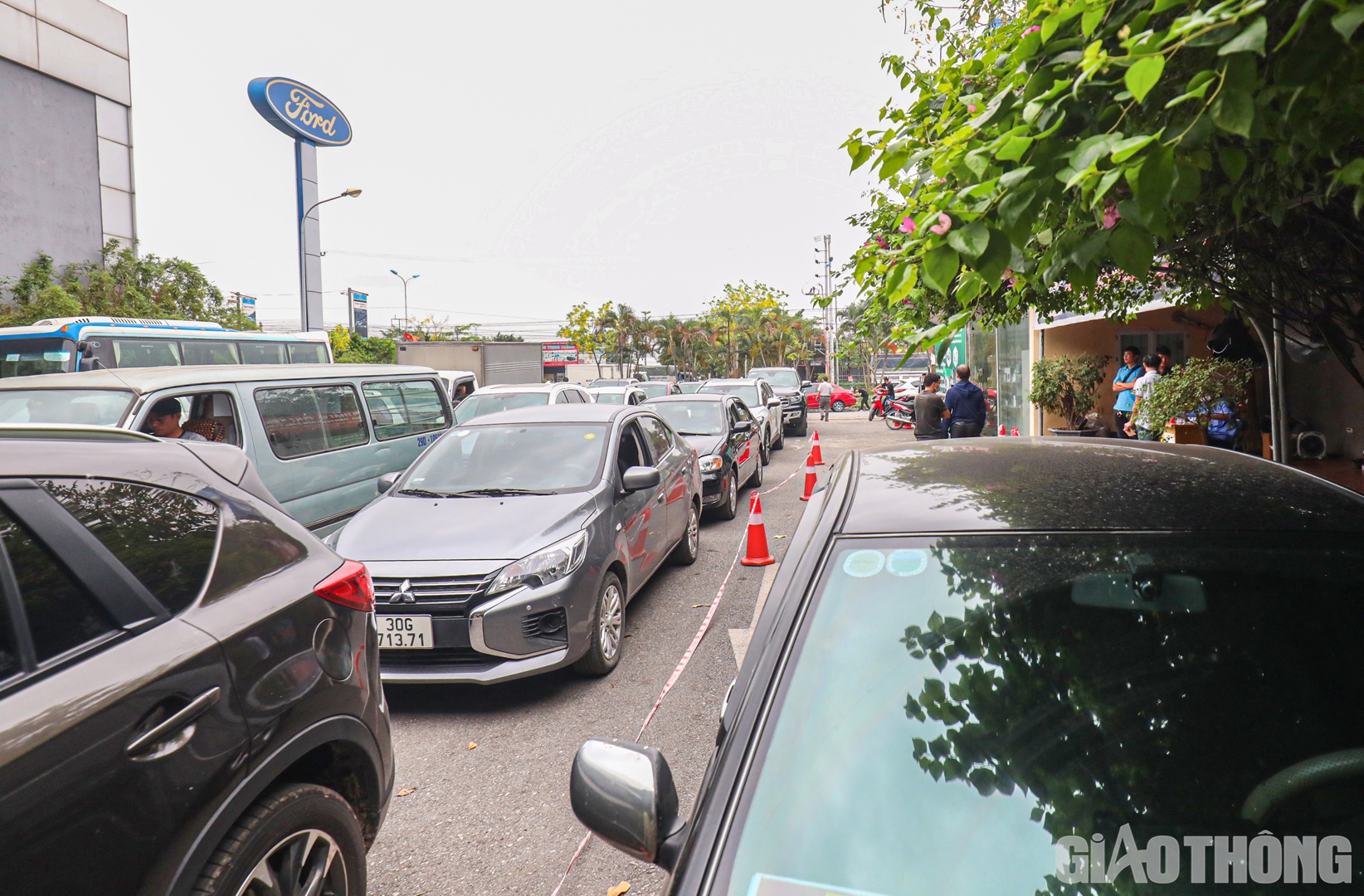 Tra cứu 1 v&ograve;ng c&aacute;c trung t&acirc;m đăng kiểm ở H&agrave; Nội, hầu hết đều đ&atilde; k&iacute;n lịch đến giữa hoặc cuối th&aacute;ng 5, ri&ecirc;ng chỉ c&ograve;n Trung t&acirc;m đăng kiểm 2908D do mới hoạt động trở lại n&ecirc;n lịch hẹn đăng kiểm c&ograve;n trống nhiều. &ldquo;Chọn ng&agrave;y gần nhất c&ograve;n lịch trống l&agrave; ng&agrave;y h&ocirc;m nay (10/5), chỉ &iacute;t ph&uacute;t sau t&ocirc;i nhận được th&ocirc;ng b&aacute;o x&aacute;c nhận lịch hẹn. May mắn, xe chỉ qu&aacute; hạn kiểm định chưa đến 1 ng&agrave;y, s&aacute;ng nay đếp xếp h&agrave;ng chờ cũng rất nhanh ch&oacute;ng, kh&ocirc;ng phải chờ qu&aacute; l&acirc;u&rdquo;, anh H&acirc;n n&oacute;i v&agrave; hi vọng với sự hỗ trợ của c&aacute;c kiểm định vi&ecirc;n qu&acirc;n sự, trung t&acirc;m đăng kiểm sẽ hoạt động năng suất hơn, nhanh hơn để phục vụ nhiều người d&acirc;n c&oacute; nhu cầu hơn