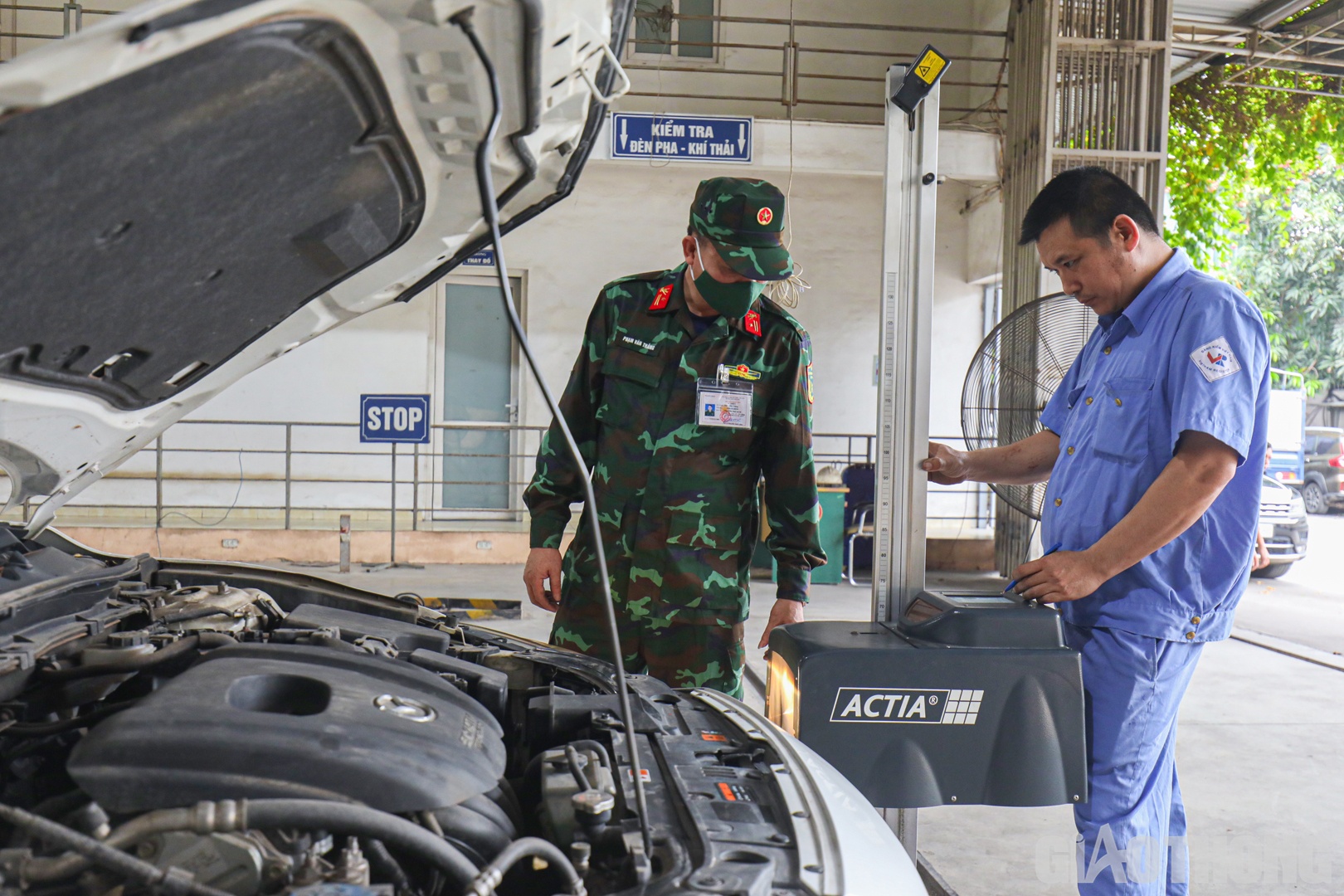 S&aacute;ng 10/5, tại Trung t&acirc;m đăng kiểm 2908D (Cụm CN Lai X&aacute;, Ho&agrave;i Đức, H&agrave; Nội) ch&iacute;nh thức tiếp nhận 4 kiểm định vi&ecirc;n qu&acirc;n đội tham gia hỗ trợ kiểm định xe cho người d&acirc;n