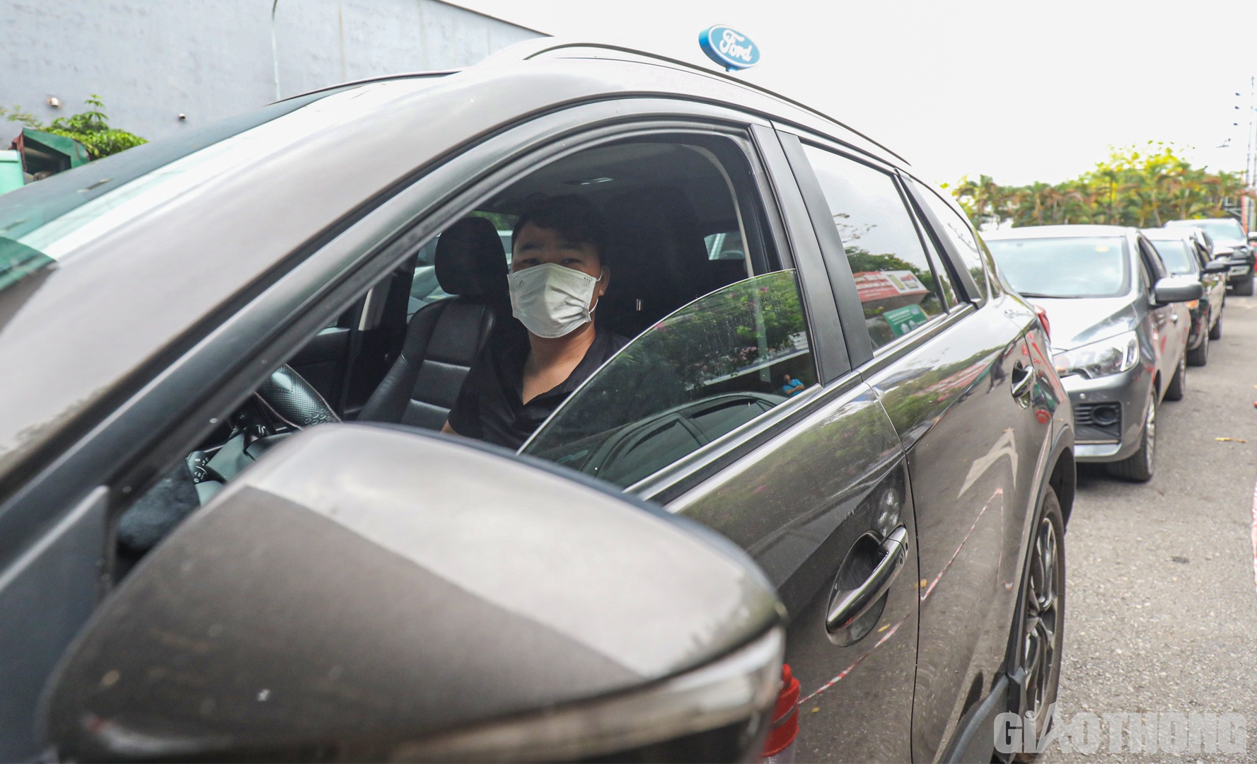 Trong khi đ&oacute;, anh Thiều Đức Cảnh (tr&uacute; tại Đan Phượng, H&agrave; Nội) cho biết, c&aacute;ch đ&acirc;y 1 tuần anh đến Trung t&acirc;m đăng kiểm 2908D đặt lịch hẹn kiểm định trực tiếp th&ocirc;ng qua ph&aacute;t phiếu hẹn. Chừng 5 ng&agrave;y sau, anh đưa xe đến kiểm định, mọi c&ocirc;ng đoạn đều đạt ri&ecirc;ng giấy x&aacute;c nhận của ng&acirc;n h&agrave;ng lại hết hạn n&ecirc;n anh đ&agrave;nh phải quay về để bổ sung