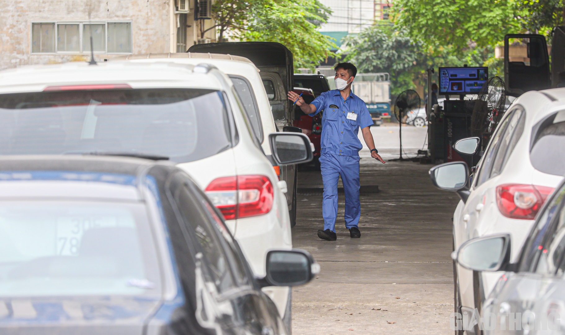 Tuy nhi&ecirc;n, trước nhu cầu kiểm định xe của người d&acirc;n tăng cao, nghe tin một trung t&acirc;m đăng kiểm kh&aacute;c kh&ocirc;ng nhận kiểm định vi&ecirc;n qu&acirc;n đội hỗ trợ n&ecirc;n Trung t&acirc;m đăng kiểm 2908D đ&atilde; l&agrave;m đơn đề nghị Cục Đăng kiểm VN để được tiếp nhận số kiểm định vi&ecirc;n n&agrave;y, kỳ vọng gi&uacute;p tăng năng suất d&acirc;y chuyền kiểm định, nỗ lực phục vụ người d&acirc;n v&agrave; doanh nghiệp