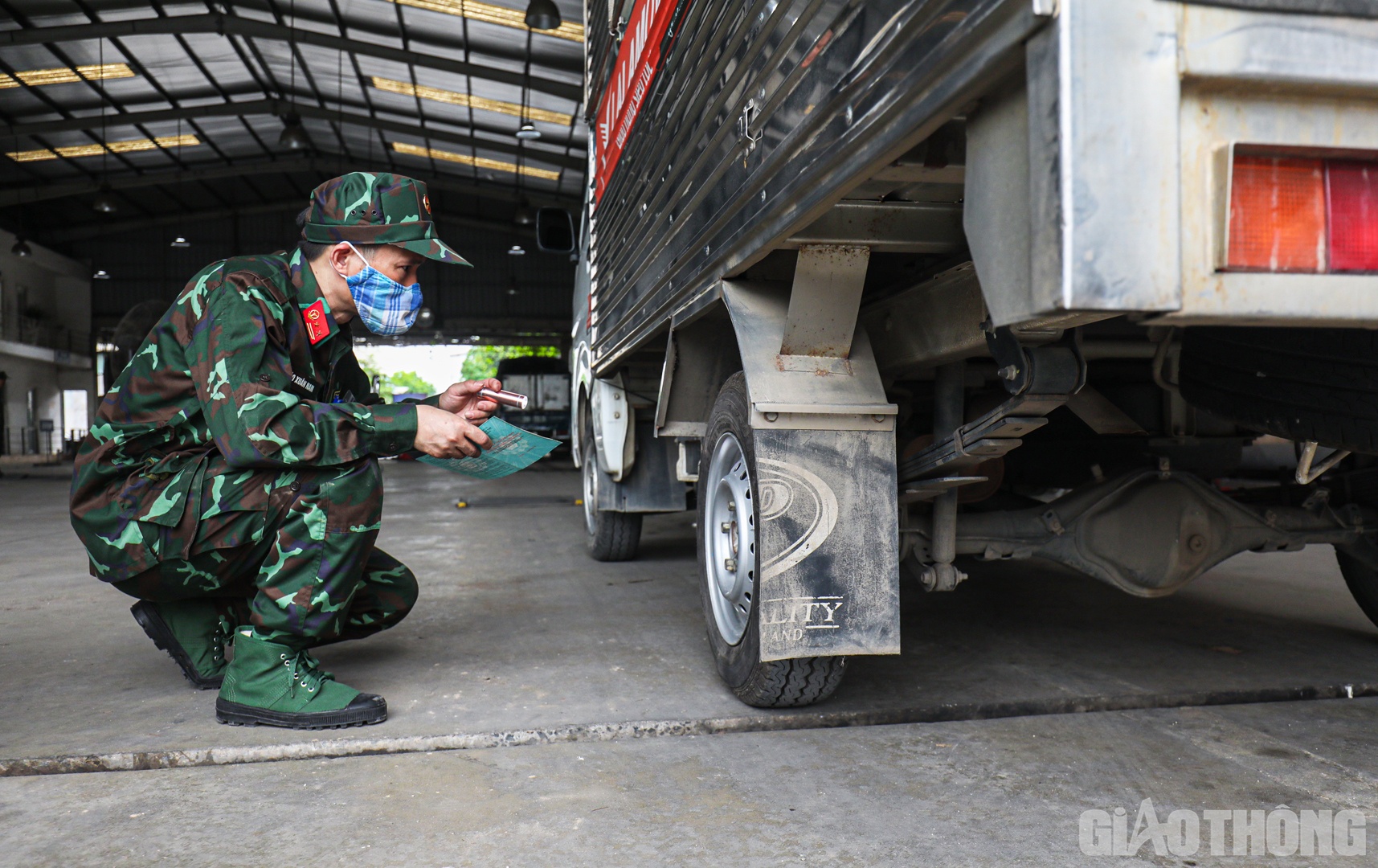 Khoảng 16h chiều 10/5, &ocirc;ng Sinh cho biết, d&ugrave; c&aacute;c kiểm định vi&ecirc;n qu&acirc;n sự vẫn đang l&agrave;m quen với quy tr&igrave;nh kiểm định xe d&acirc;n sự nhưng dự kiến trong ng&agrave;y h&ocirc;m nay, năng suất của trung t&acirc;m sẽ tăng từ 25 - 30%
