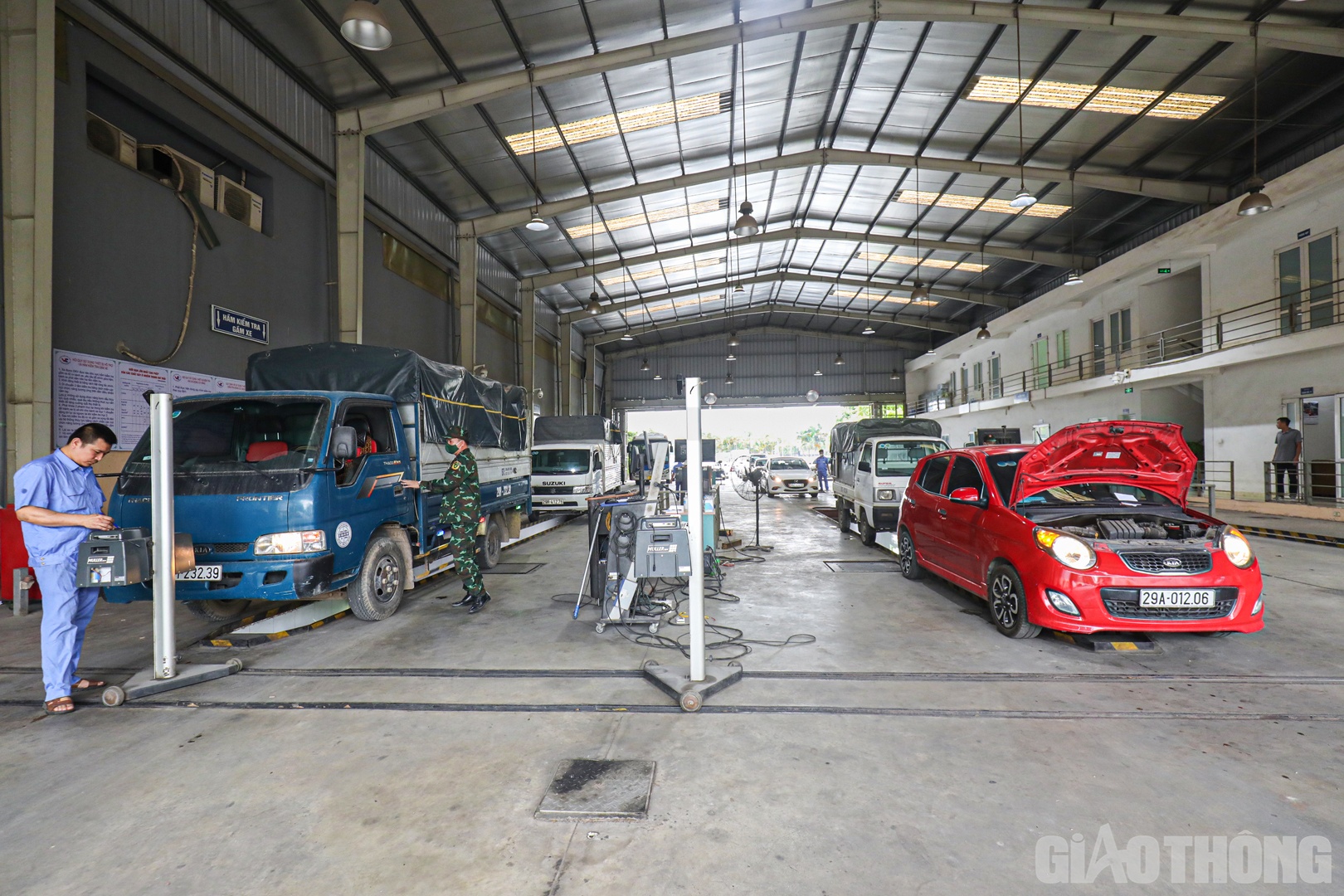 Cũng như c&aacute;c trung t&acirc;m đăng kiểm kh&aacute;c, tại Trung t&acirc;m đăng kiểm 2908D hiện đang nhận lịch hẹn đăng kiểm theo 2 h&igrave;nh thức: Ph&aacute;t phiếu hẹn trực tiếp (khoảng 80 xe) v&agrave; nhận lịch qua App đăng kiểm (khoảng 50 xe), do một số kh&aacute;ch h&agrave;ng kh&ocirc;ng thạo về sử dụng ứng dụng qua App vẫn c&oacute; nhu cầu đặt lịch hẹn thủ c&ocirc;ng. &ldquo;Thời gian tới, đơn vị sẽ tăng số lượng xe nhận qua App để tăng cường ứng dụng c&ocirc;ng nghệ th&ocirc;ng tin v&agrave; tạo thuận lợi hơn cho người d&acirc;n, tiết kiệm thời gian khi kh&ocirc;ng cần phải tới trung t&acirc;m đăng kiểm nhận phiếu hẹn&rdquo;, &ocirc;ng Sinh n&oacute;i