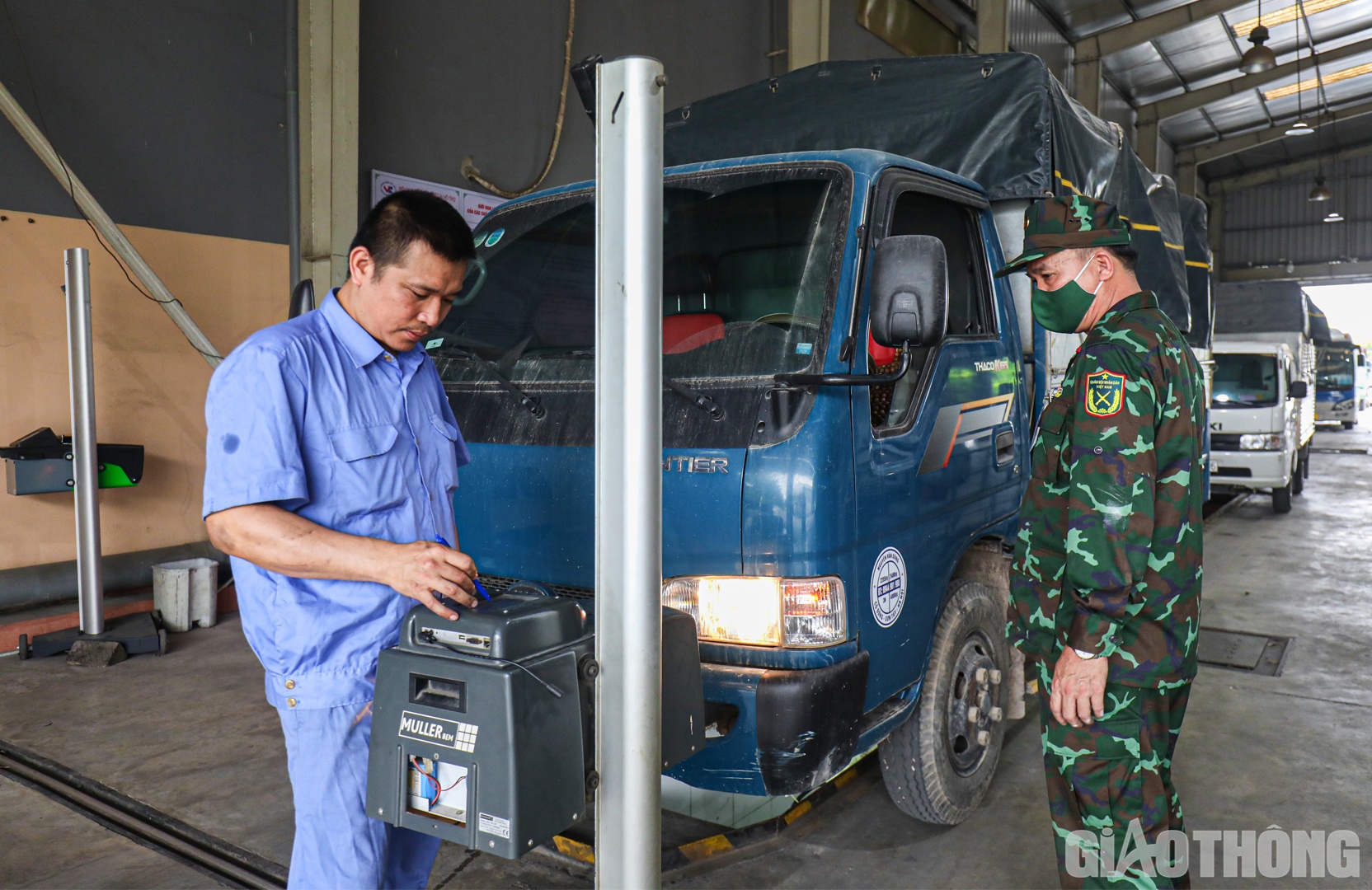 &ldquo;S&aacute;ng nay, mang giấy tờ đến bổ sung để đăng kiểm lại, t&ocirc;i chỉ phải xếp h&agrave;ng chờ 40 ph&uacute;t l&agrave; tới lượt, nhanh hơn lần kiểm định c&aacute;ch đ&acirc;y v&agrave;i ng&agrave;y khi phải chờ đến 2 tiếng đồng hồ&rdquo;, anh Cảnh h&agrave;o hứng n&oacute;i v&agrave; cho rằng, nhờ sự hỗ trợ của kiểm định vi&ecirc;n qu&acirc;n sự n&ecirc;n d&ograve;ng xe kiểm định được lưu th&ocirc;ng nhanh hơn