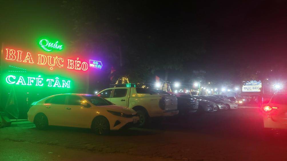 Tại tuyến đường Nguyễn L&acirc;n, phường Phương Liệt, quận Thanh Xu&acirc;n, t&igrave;nh trạng qu&aacute;n bia chiếm dụng vỉa h&egrave; l&agrave;m nơi đỗ xe, chiếm dụng l&ograve;ng đường l&agrave;m nơi bu&ocirc;n b&aacute;n diễn ra phổ biến.