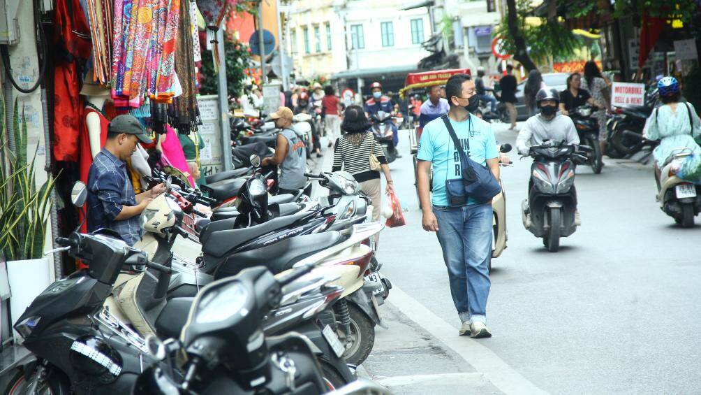 "T&ocirc;i thường xuy&ecirc;n đi bộ ở phố cổ H&agrave; Nội để ngắm cảnh v&agrave; mua đồ. C&aacute;ch đ&acirc;y 2 th&aacute;ng th&igrave; vỉa h&egrave; tho&aacute;ng đ&atilde;ng, c&oacute; chỗ cho người đi bộ. Nhưng khoảng hơn 1 th&aacute;ng trở lại đ&acirc;y th&igrave; t&ocirc;i cũng như du kh&aacute;ch nước ngo&agrave;i đều phải đi bộ dưới l&ograve;ng đường", anh Nguyễn Văn Vinh, tr&uacute; quận Ho&agrave;n Kiếm cho biết.