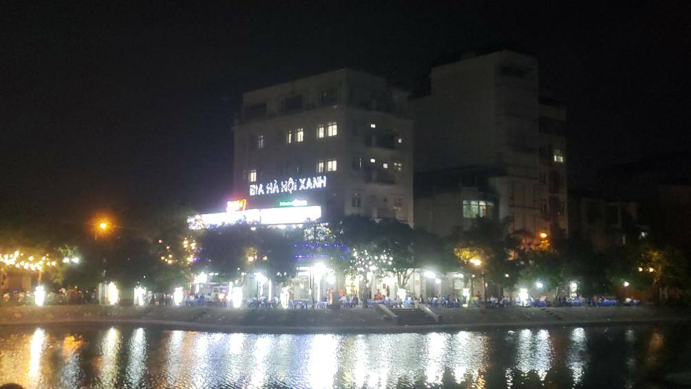 Những b&agrave;n ghế được qu&aacute;n bia xếp quanh khu vực hồ để thu h&uacute;t kh&aacute;ch.