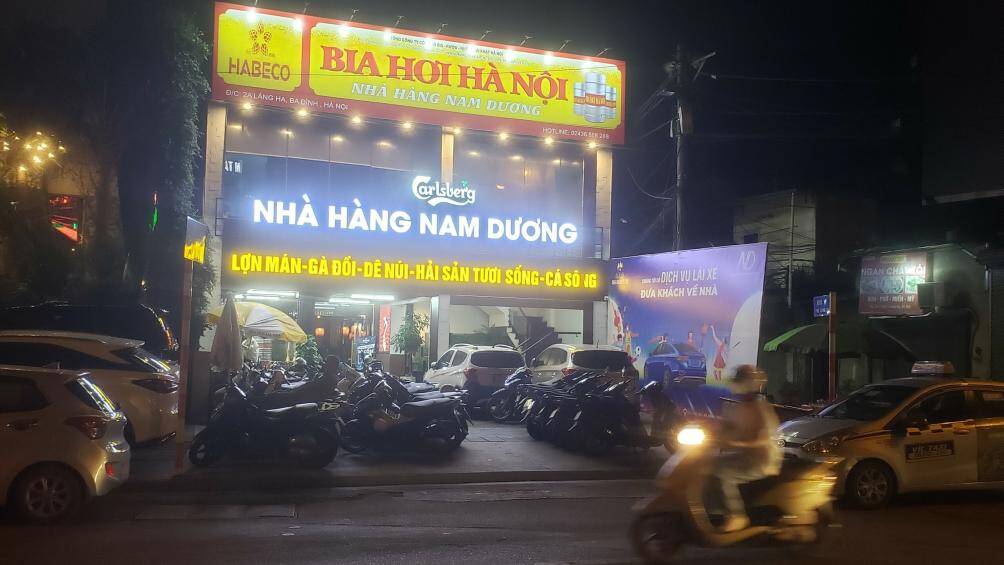 Qu&aacute;n bia hơi ở đường L&aacute;ng  chiếm dụng vỉa h&egrave; để l&agrave;m nơi để xe.