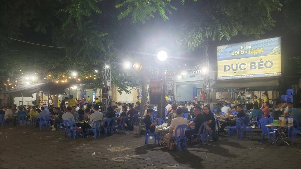 Đại diện C&ocirc;ng an phường Phương Liệt cho hay: "Hiện nay đơn vị duy tr&igrave; tuần tra kiểm so&aacute;t nhiều ca trực. Đối với c&aacute;c hộ kinh doanh vi phạm vỉa h&egrave; th&igrave; ch&uacute;ng t&ocirc;i đ&atilde; mời l&ecirc;n trụ sở UBND phường để giải quyết, c&ograve;n đối với vi phạm c&aacute; nh&acirc;n th&igrave; đơn vị đ&atilde; nhắc nhở, y&ecirc;u cầu l&agrave;m cam kết kh&ocirc;ng t&aacute;i phạm. Ngay sau khi nhận được th&ocirc;ng tin phản &aacute;nh của B&aacute;o Giao th&ocirc;ng, đơn vị sẽ cho lực lượng kiểm tra, xử l&yacute;".