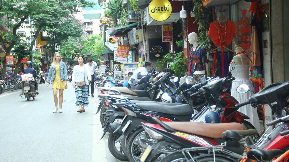 Dọc vỉa h&egrave; tr&ecirc;n phố H&agrave;ng B&egrave; gần như kh&ocirc;ng c&ograve;n chỗ n&agrave;o c&ograve;n trống, khiến người d&acirc;n buộc phải đi xuống l&ograve;ng đường g&acirc;y ảnh hưởng đến trật tự ATGT.