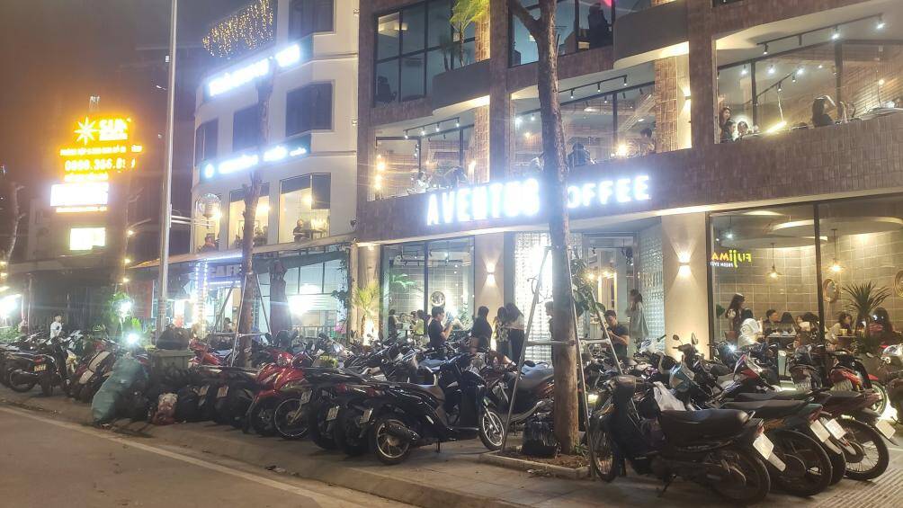 "Kh&ocirc;ng hiểu cơ quan chức năng ra qu&acirc;n như thế n&agrave;o, mới ra qu&acirc;n kh&ocirc;ng l&acirc;u, giờ vỉa h&egrave; lại bị t&aacute;i lấn chiếm, kh&ocirc;ng c&oacute; chỗ cho người đi bộ", anh Minh, người d&acirc;n sinh sống tr&ecirc;n đường Huỳnh Th&uacute;c Kh&aacute;ng k&eacute;o d&agrave;i cho biết.