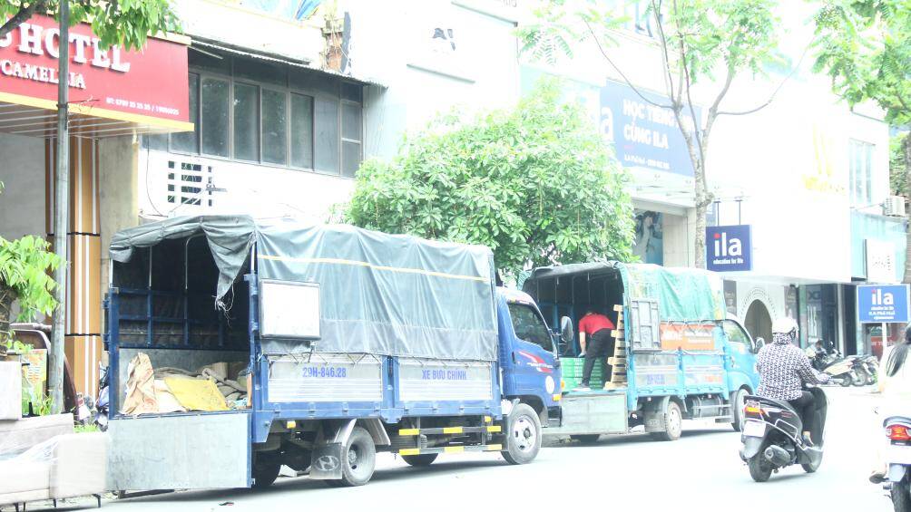 Tại tuyến đường phố Huế, quận Hai B&agrave; Trưng, c&aacute;c xe &ocirc; t&ocirc; tải thản nhi&ecirc;n đỗ th&agrave;nh h&agrave;ng d&agrave;i dưới l&ograve;ng đường để bốc xếp h&agrave;ng ho&aacute;.