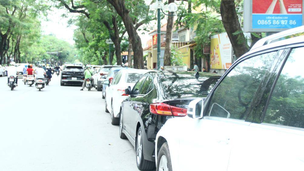 H&agrave;ng d&agrave;i xe &ocirc; t&ocirc; v&ocirc; tư đỗ ở l&ograve;ng đường, thậm ch&iacute; đỗ h&agrave;ng 2, h&agrave;ng 3 ở tuyến đường L&yacute; Thường Kiệt. Khu vực n&agrave;y c&oacute; nhiều cửa h&agrave;ng kinh doanh cafe, ăn uống...