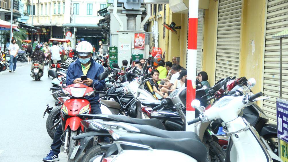 Kh&ocirc;ng chỉ chiếm dụng vỉa h&egrave; l&agrave;m nơi kinh doanh, m&agrave; c&aacute;c hộ d&acirc;n ở phố Tạ Hiện cũng chiếm dụng l&ograve;ng đường để l&agrave;m chỗ để xe.