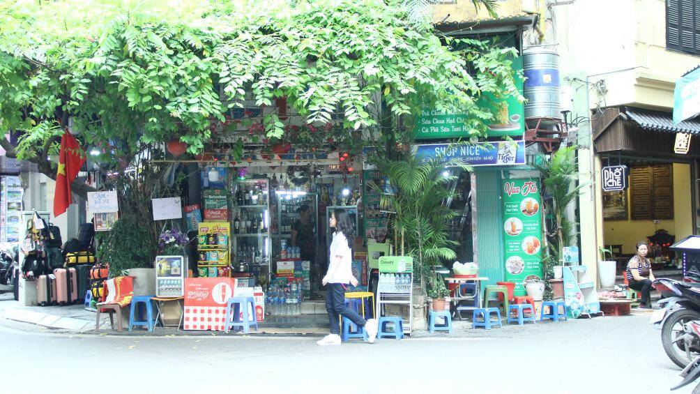 Trao đổi với PV B&aacute;o Giao th&ocirc;ng, đại diện Đội CSGT - trật tự, C&ocirc;ng an quận Ho&agrave;n Kiếm cho biết, thời gian vừa qua, đơn vị li&ecirc;n tục tăng cường tuần tra, kiểm so&aacute;t v&agrave; phối hợp với lực lượng của c&aacute;c phường để xử l&yacute; h&agrave;nh vi lấn chiếm vỉa h&egrave;, l&ograve;ng đường.