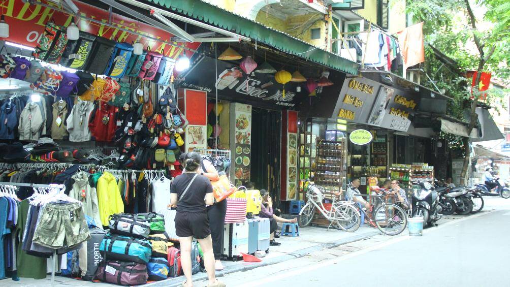 "C&aacute;c lực lượng chức năng đ&atilde; xử l&yacute; nhiều trường hợp vi phạm vỉa h&egrave;, l&ograve;ng đường. Tuy nhi&ecirc;n, khi lực lượng chức năng vừa rời đi th&igrave; nhiều hộ d&acirc;n sống b&aacute;m vỉa h&egrave; lại tiếp tục vi phạm. Việc xử l&yacute; vỉa h&egrave; rất kh&oacute; khăn do chưa c&oacute; chế t&agrave;i phạt nguội, nhưng ch&uacute;ng t&ocirc;i sẽ nỗ lực tăng cường kiểm tra, xử l&yacute;", vị đại diện cho hay.