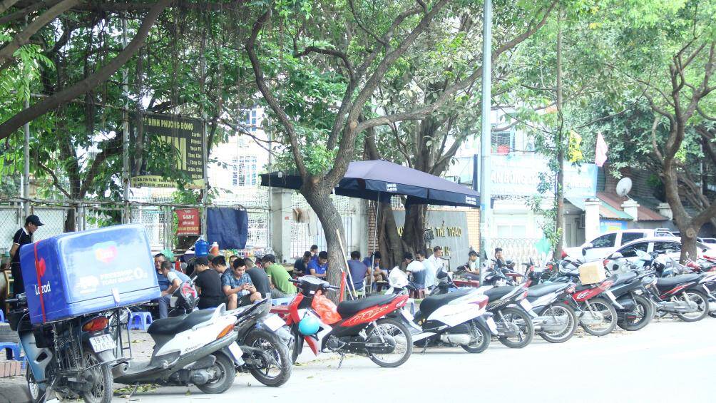 Tại tuyến đường T&uacute; Mỡ, quận Cầu Giấy, h&agrave;ng loạt qu&aacute;n tr&agrave; đ&aacute; ngang nhi&ecirc;n b&agrave;y b&agrave;n ghế, kh&aacute;ch ngồi k&iacute;n tr&ecirc;n vỉa h&egrave;. Dưới l&ograve;ng đường, xe m&aacute;y để la liệt, lộn xộn g&acirc;y mất ATGT.