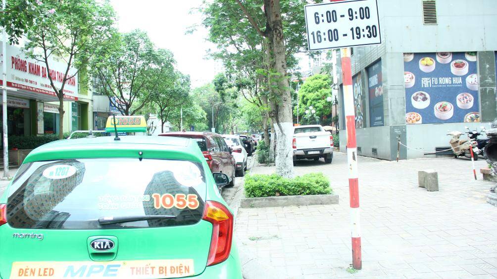 Tại tuyến đường Nguyễn Thị Thập, quận Cầu Giấy cũng c&oacute; t&igrave;nh trạng xe &ocirc; t&ocirc; đỗ ở l&ograve;ng đường, vỉa h&egrave;. Thậm ch&iacute;, &ocirc; t&ocirc; đỗ th&agrave;nh 2 h&agrave;ng khiến người đi xe m&aacute;y "run tay" khi di chuyển qua.