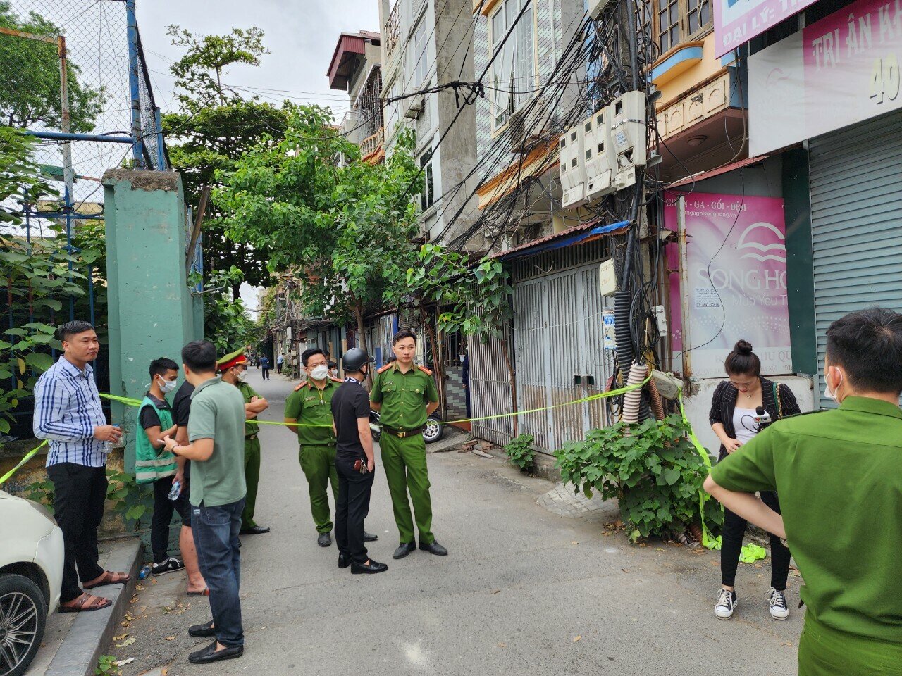 Sau khi vụ ch&aacute;y nh&agrave; khiến 4 b&agrave; ch&aacute;u tử vong được dập tắt, an ninh đ&atilde; được thắt chặt tại phố Th&agrave;nh C&ocirc;ng, quận H&agrave; Đ&ocirc;ng, TP H&agrave; Nội.