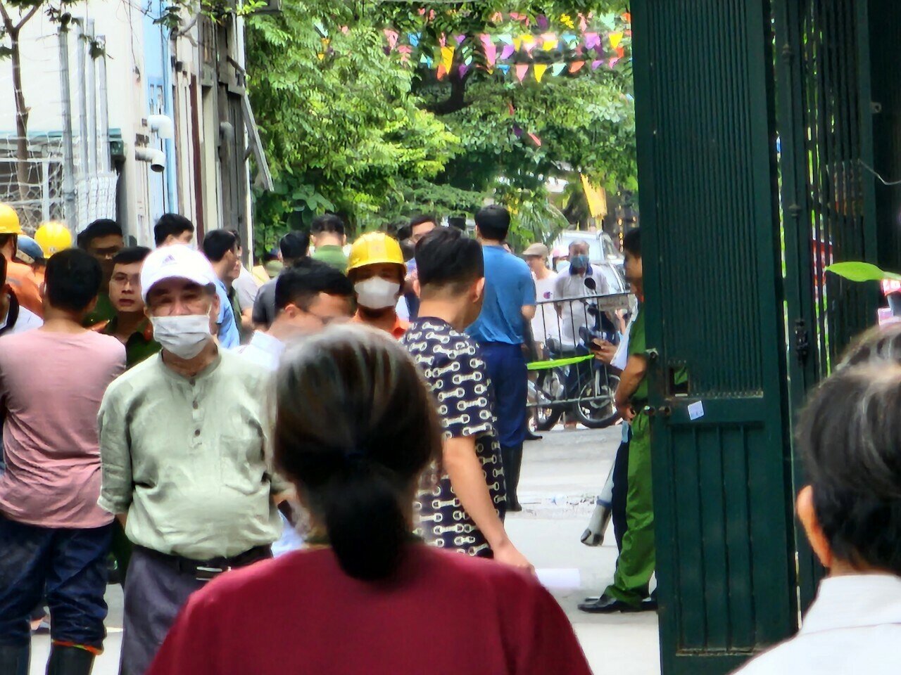 Người d&acirc;n tụ tập theo d&otilde;i cơ quan chức năng l&agrave;m việc tại hiện trường vụ ch&aacute;y cho biết, thời điểm trước khi xảy ra vụ ch&aacute;y, ng&ocirc;i nh&agrave; vẫn đ&oacute;ng k&iacute;n cửa.