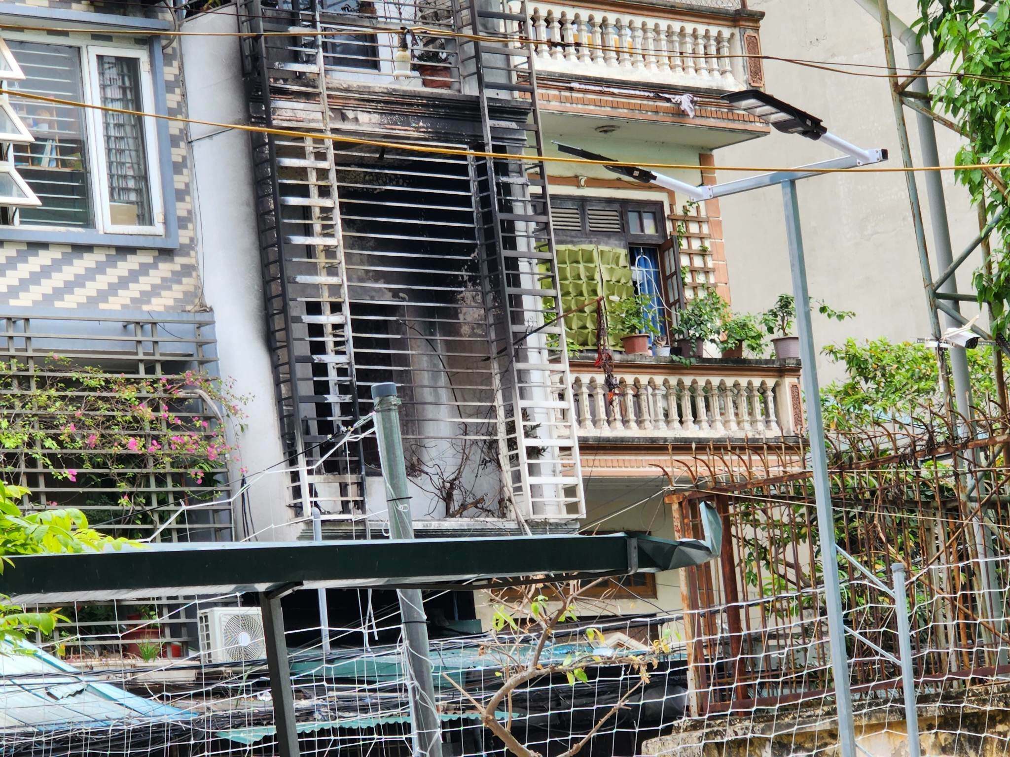 Căn nh&agrave; xảy ra ch&aacute;y khoảng 40m2, cao 3 tầng, 1 tum th&ocirc;ng tho&aacute;ng, c&oacute; thể tho&aacute;t nạn sang nh&agrave; b&ecirc;n cạnh v&agrave; xuống dưới, diện t&iacute;ch s&acirc;n trước khoảng 5m2 (lợp m&aacute;i t&ocirc;n), kết cấu ch&iacute;nh b&ecirc; t&ocirc;ng cốt th&eacute;p, tường x&acirc;y gạch. Vụ ch&aacute;y đ&atilde; thi&ecirc;u rụi đồ đạc trong gia đ&igrave;nh v&agrave; 1 xe m&aacute;y.