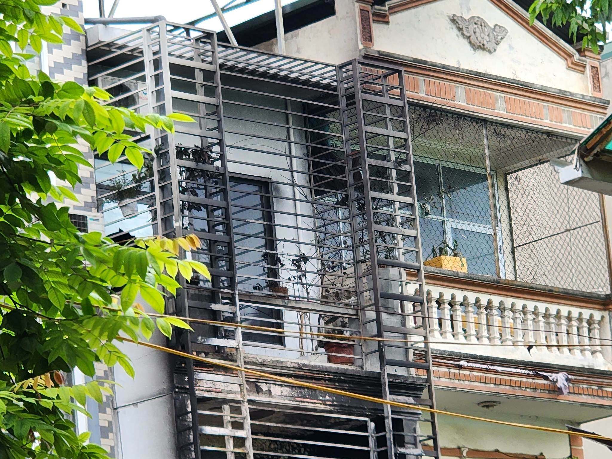 Bản th&acirc;n anh Minh bị thương sau vụ ch&aacute;y, đ&atilde; được đưa đến Viện Bỏng quốc gia điều trị. Thời điểm xảy ra ch&aacute;y, chị H&agrave; (l&agrave; nh&acirc;n vi&ecirc;n y tế) đang đi l&agrave;m.