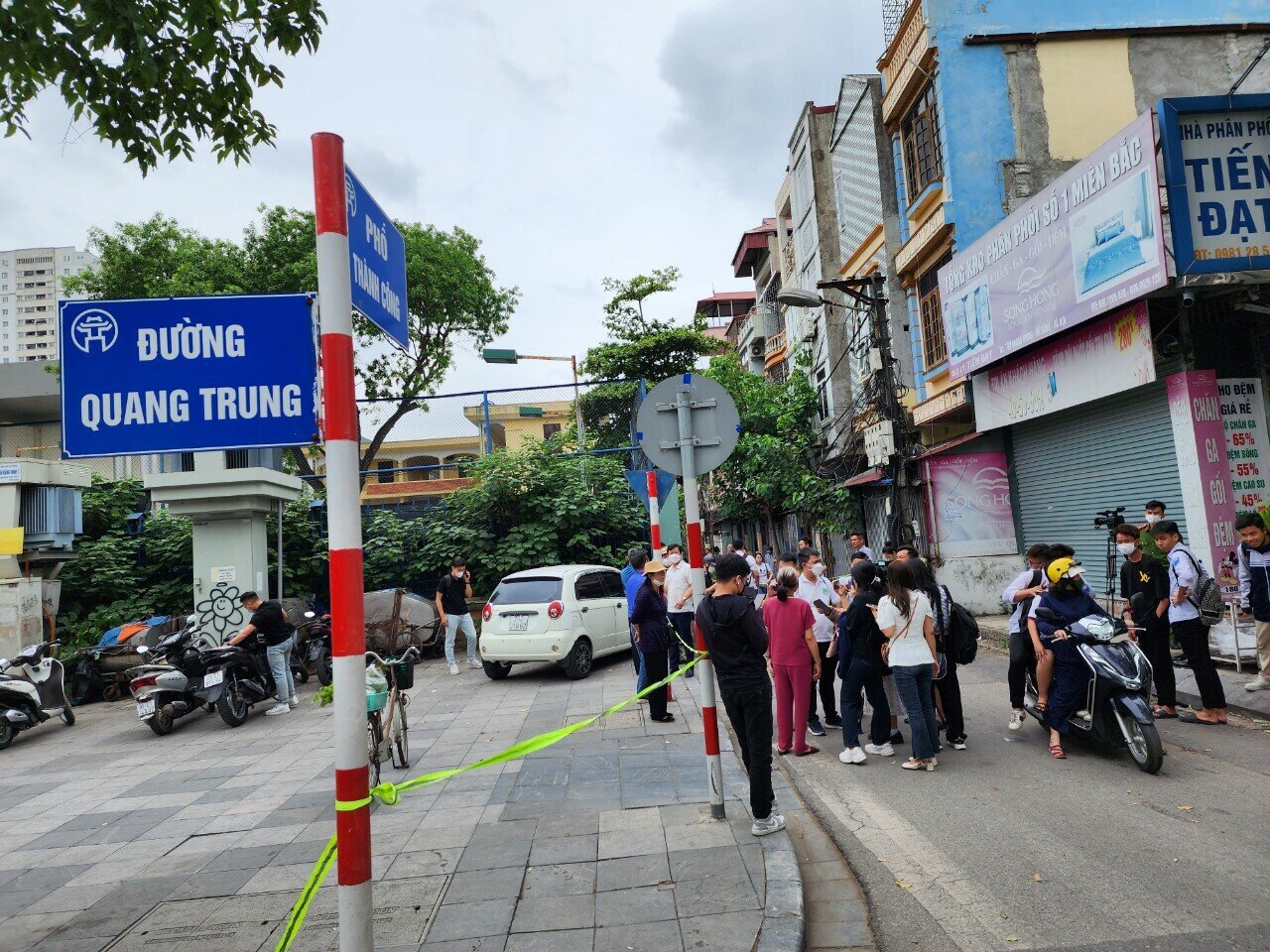 Ng&agrave;y đầu phố Th&agrave;nh C&ocirc;ng giao với đường Quang Trung, lực lượng c&ocirc;ng an đ&atilde; căng d&acirc;y để bảo đảm an ninh tại khu vực hiện trường để phục vụ c&ocirc;ng t&aacute;c điều tra.