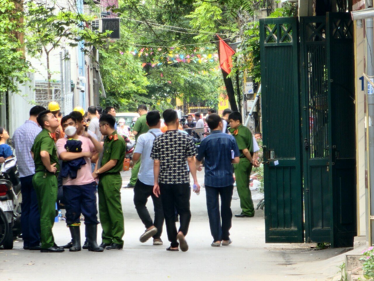 B&ecirc;n trong lực lượng an ninh, lực lượng PCCC đ&atilde; c&oacute; mặt tại căn nh&agrave; 4 tầng bị ch&aacute;y để kh&aacute;m nghiệm hiện trường.