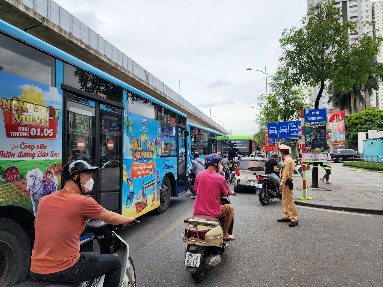 Ghi nhận của PV B&aacute;o Giao th&ocirc;ng, trưa 13/5, đường Quang Trung đoạn giao với đường Th&agrave;nh C&ocirc;ng gần vụ ch&aacute;y vẫn &ugrave;n tắc cục bộ.