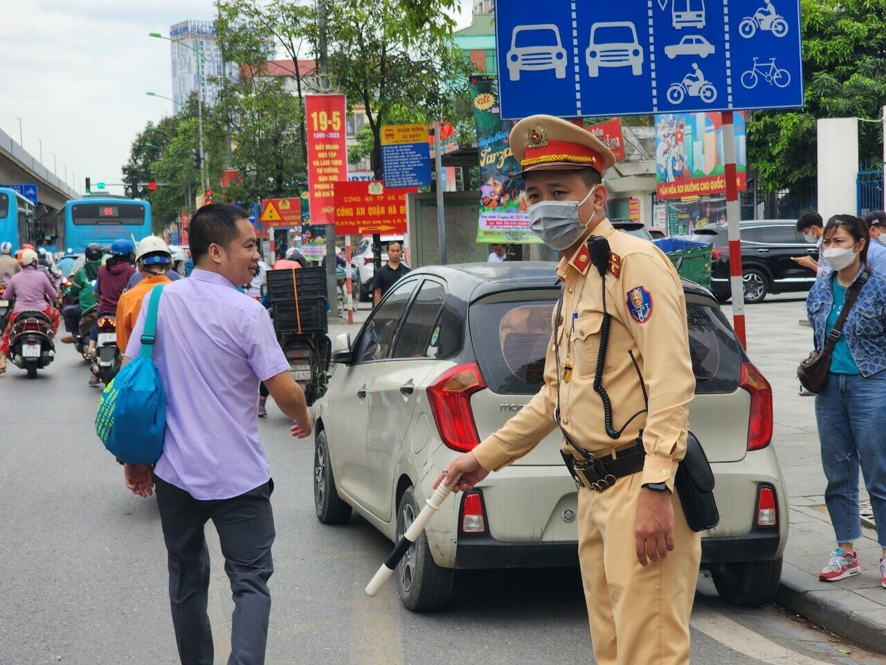 Để bảo đảm giao th&ocirc;ng được th&ocirc;ng suốt, lực lượng CSGT đ&atilde; c&oacute; mặt tại đ&acirc;y để điều tiết hướng dẫn giao th&ocirc;ng.
