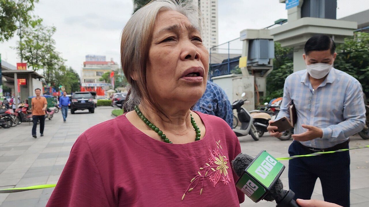 B&agrave; Nguyễn Thị T&yacute; (sống c&aacute;ch nh&agrave; bị ch&aacute;y v&agrave;i m&eacute;t) cho biết, khi thấy ngọn lửa ch&aacute;y dữ dội v&agrave; kh&oacute;i bốc l&ecirc;n cao th&igrave; mọi người ở gần đ&oacute; đ&atilde; nhanh ch&oacute;ng mang b&igrave;nh cứu hỏa đến để dập nhưng ngọn lửa to qu&aacute; kh&ocirc;ng thể dập được.