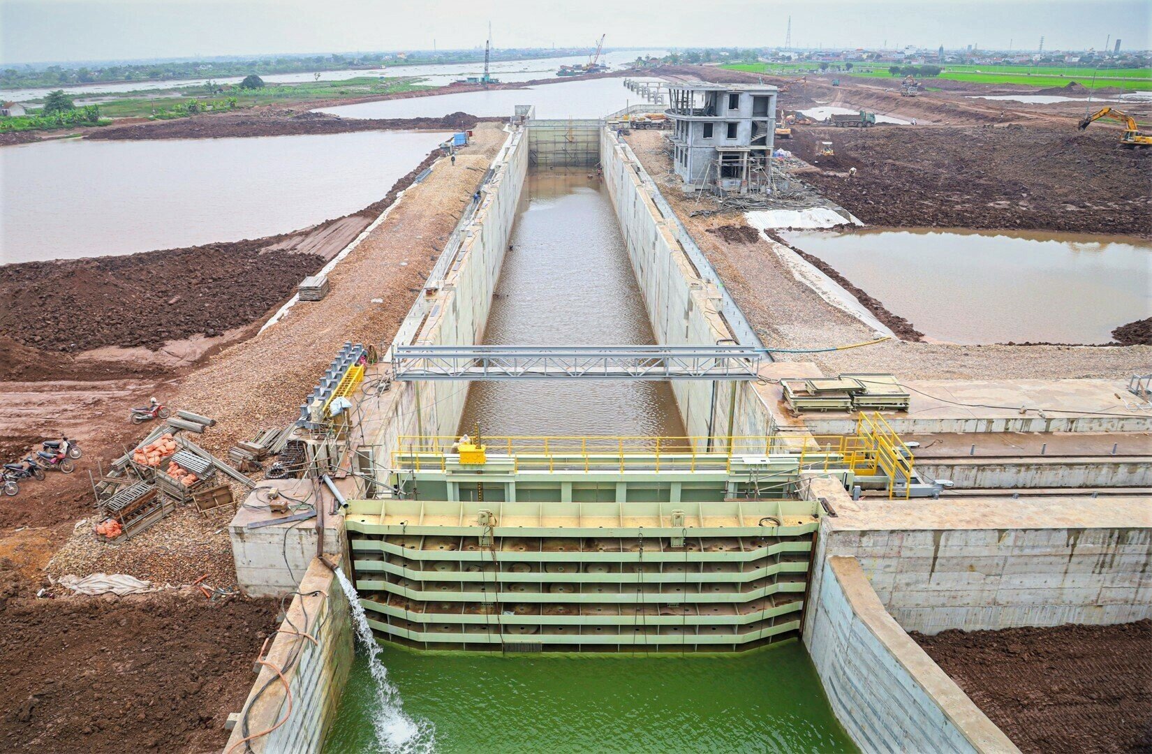 Điểm nhấn của cụm c&ocirc;ng tr&igrave;nh l&agrave; x&acirc;y dựng &acirc;u t&agrave;u bằng b&ecirc; t&ocirc;ng cốt th&eacute;p k&iacute;ch thước trong buồng &acirc;u rộng 17m, d&agrave;i 179m v&agrave; cao độ đ&aacute;y -7,0m. &Acirc;u t&agrave;u n&agrave;y được thiết kế như một van đ&oacute;ng mở để ngăn c&aacute;ch 2 con s&ocirc;ng vốn c&oacute; mực nước v&agrave; độ mặn ch&ecirc;nh lệch nhau (Ảnh: &Acirc;u t&agrave;u)