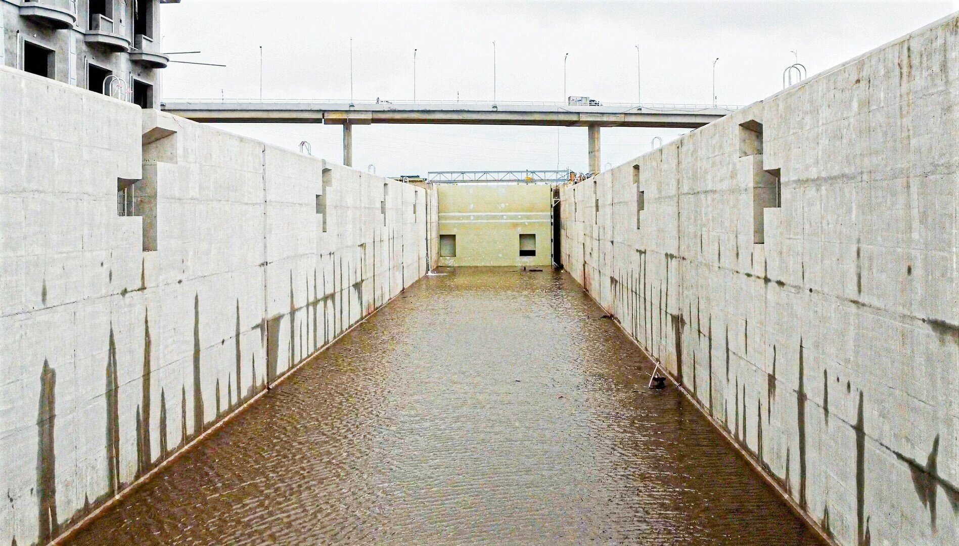 &Acirc;u t&agrave;u n&agrave;y vận h&agrave;nh tương tự như k&ecirc;nh đ&agrave;o Panama. Khi c&oacute; t&agrave;u v&agrave;o, một b&ecirc;n đ&oacute;ng k&iacute;n, b&ecirc;n c&ograve;n lại mở cho tới khi mực nước s&ocirc;ng c&acirc;n bằng với b&ecirc;n trong để t&agrave;u qua v&agrave; ngược lại. Mỗi chu kỳ một t&agrave;u qua k&eacute;o d&agrave;i khoảng 15 ph&uacute;t, trong đ&oacute; 2 ph&uacute;t bơm nước để c&acirc;n bằng ph&iacute;a trong v&agrave; ngo&agrave;i s&ocirc;ng (Ảnh: Ph&iacute;a trong &acirc;u t&agrave;u)