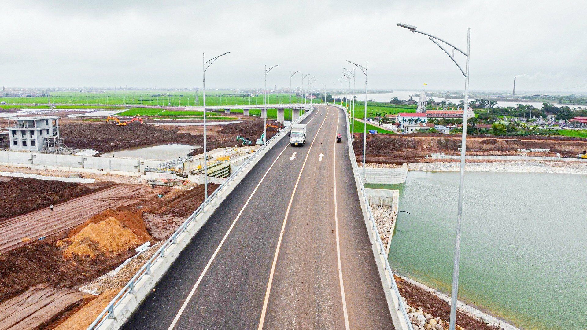 Cầu vượt đ&atilde; th&ocirc;ng xe, cho phương tiện lưu th&ocirc;ng