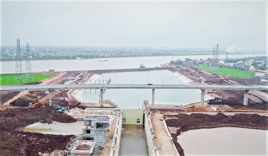 Cầu vượt k&ecirc;nh nối Đ&aacute;y - Ninh Cơ chiều d&agrave;i 777m, tĩnh kh&ocirc;ng khoảng15m, kết cấu b&ecirc; t&ocirc;ng cốt th&eacute;p, gi&uacute;p kết nối giao th&ocirc;ng 2 b&ecirc;n bờ d&acirc;n cư của huyện Nghĩa Hưng bị chia cắt bởi k&ecirc;nh đ&agrave;o (Ảnh: Cầu vượt k&ecirc;nh đ&agrave;o)