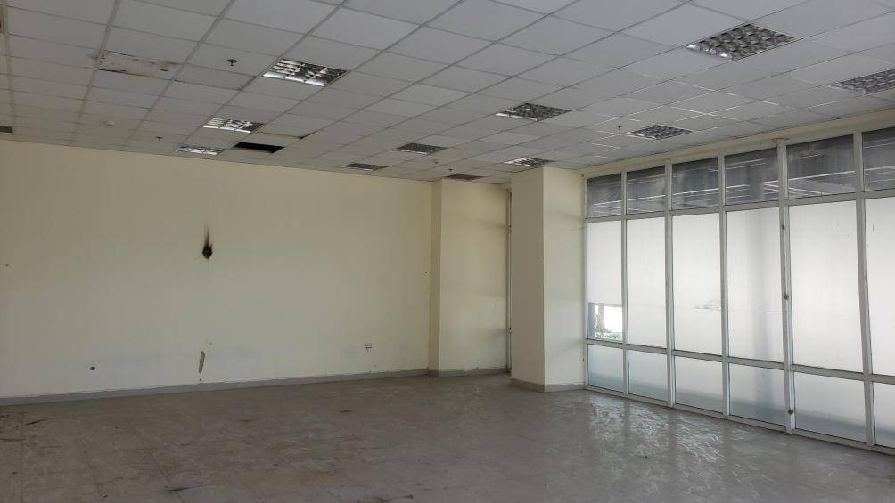 Ph&iacute;a b&ecirc;n trong, tường cửa c&aacute;c ph&ograve;ng c&oacute; dấu hiệu bị nứt, vấy bẩn. C&aacute;c &ocirc; để l&agrave;m đ&egrave;n chiếu s&aacute;ng ở trong ph&ograve;ng cũng bị hư hỏng