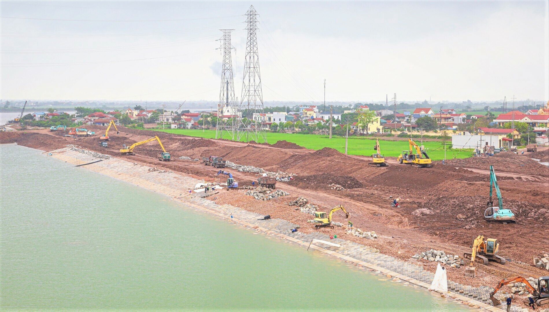 Đại diện Ban Quản l&yacute; dự &aacute;n đường thủy - Chủ đầu tư cho biết, sau nhiều th&aacute;ng nỗ lực thi c&ocirc;ng, đến nay hơn 90% c&ocirc;ng việc đ&atilde; ho&agrave;n th&agrave;nh; 1/5 g&oacute;i thầu đ&atilde; ho&agrave;n th&agrave;nh v&agrave; đưa v&agrave;o sử dụng (Ảnh: Huy động m&aacute;y m&oacute;c tập trung thi c&ocirc;ng)