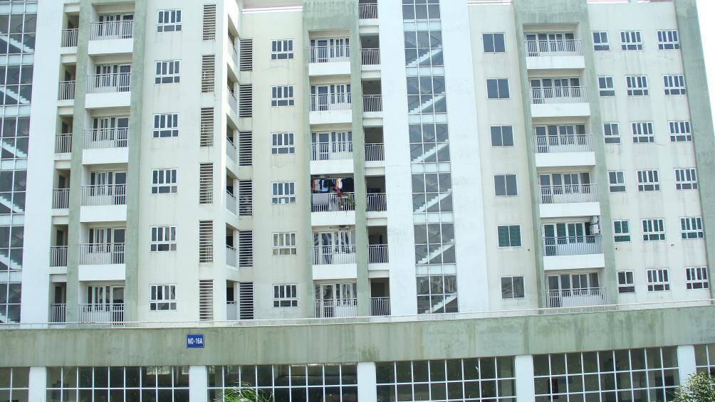 Khu gi&atilde;n d&acirc;n phố cổ ở phường Thượng Thanh gồm 5 t&ograve;a nh&agrave; với mỗi t&ograve;a 8 - 9 tầng nhưng nh&igrave;n m&atilde;i mới thấy 2 - 3 hộ d&acirc;n sinh sống. Khu&ocirc;n vi&ecirc;n t&ograve;a nh&agrave; kh&ocirc;ng c&oacute; bảo vệ hay ban quản l&yacute; l&agrave;m việc